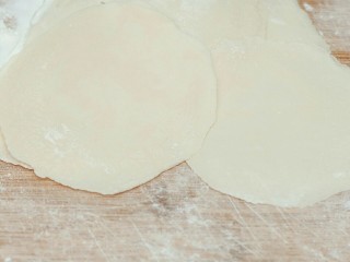 8、糯米烧卖,将醒好的面擀成直径为10公分左右的皮。