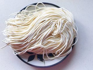 1、杭味面食之片儿川,买来的碱水面