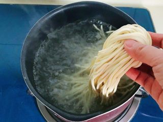 2、杭味面食之片儿川,水开后放入面条
