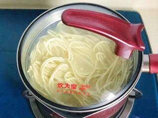 3、杭味面食之片儿川,加盖大火煮开