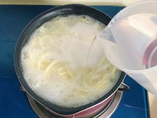 4、杭味面食之片儿川,水开后倒入一大杯水