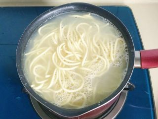 5、杭味面食之片儿川,再继续煮开