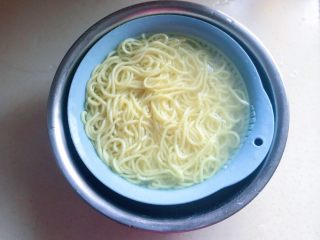 6、杭味面食之片儿川,捞出后放入冷水里过一遍，再捞出沥干水分备用