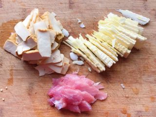 8、杭味面食之片儿川,全部切成薄片