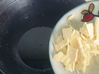 9、杭味面食之片儿川,热锅冷油，待油温升高倒入冬笋片翻炒