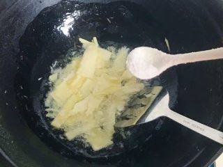 10、杭味面食之片儿川,加入适量盐炒匀