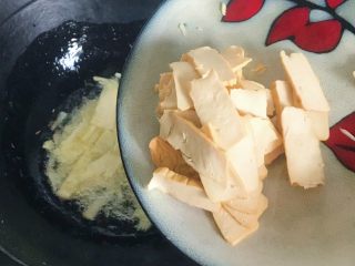 11、杭味面食之片儿川,倒入香干翻炒