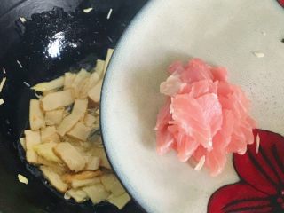 12、杭味面食之片儿川,倒入肉片翻炒