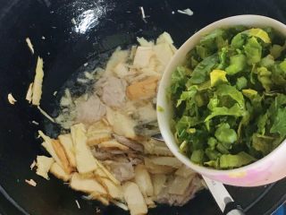 13、杭味面食之片儿川,倒入咸菜翻炒均匀