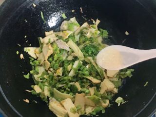 14、杭味面食之片儿川,加少许白糖