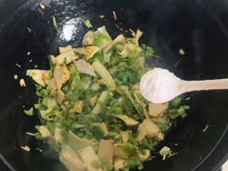 15、杭味面食之片儿川,加入一勺盐翻炒均匀