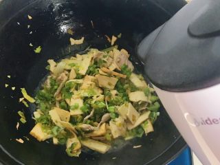 16、杭味面食之片儿川,倒入刚刚烧开的水，水量看面条的量决定