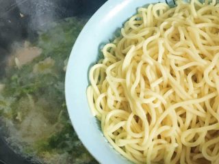 17、杭味面食之片儿川,倒入面条煮开