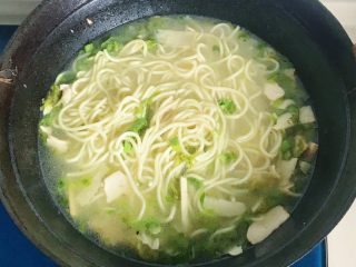 18、杭味面食之片儿川,加入少许鸡精调味，完成