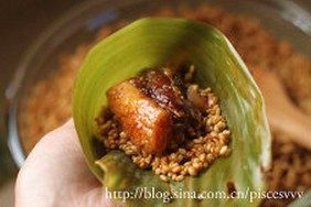 7、鲜肉棕,取少许糯米放入粽叶中，放入腌渍好的肉