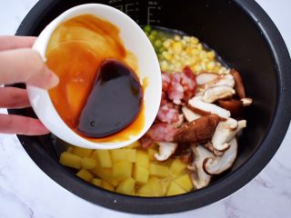 7、土豆腊肠焖饭,再淋入酱汁