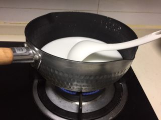 3、自制爽滑凉粉,放煤气灶上中小火边煮边搅拌。