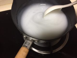4、自制爽滑凉粉,煮一会就变成透明状了。