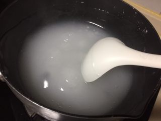 6、自制爽滑凉粉,煮到冒大泡泡就是熟了，可以关火了。
