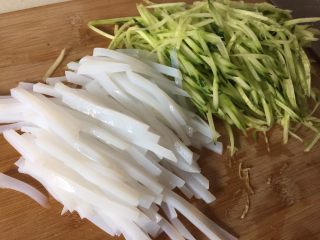 9、自制爽滑凉粉,黄瓜刨丝，凉粉切丝切丁切片都可以。