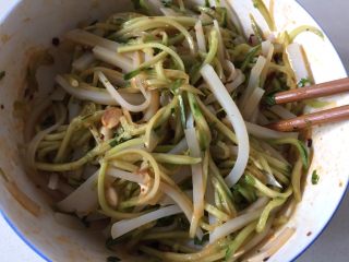 11、自制爽滑凉粉,拌好过五分钟再吃更入味。