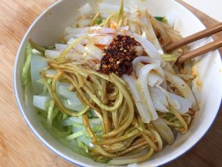 10、自制爽滑凉粉,所有调料放在碗里拌匀。