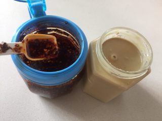 15、自制爽滑凉粉,用的油泼辣子和芝麻油都是自制的。