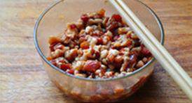 1、韭菜切肉水煎包,将五花肉切成肉丁，放进大碗，加入1大勺酱油和1大勺香油，顺同一方向搅拌搅拌再搅拌，静置1小时以上