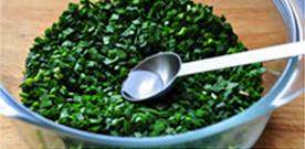 2、韭菜切肉水煎包,韭菜切碎，加入1大勺香油，拌匀拌匀再拌匀