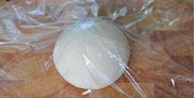 6、韭菜切肉水煎包,将酵母粉水加入面粉中和成面团，移到案上，搓揉5、6分钟，盖上湿布，饧发15到20分钟