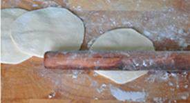 7、韭菜切肉水煎包,发好的面团搓成粗长条，下剂，大约8到10个，擀皮