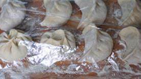 8、韭菜切肉水煎包,包成大饺子形，盖上保鲜膜或湿布，饧发30到40分钟，至包子变得胖胖的