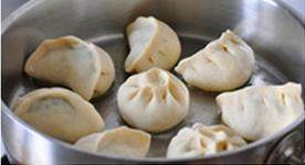 9、韭菜切肉水煎包,烧热平底锅，刷上1大勺食用油，均匀摆入包子胚，中间留出一定空隙，中火煎2、3分钟，至底部起焦