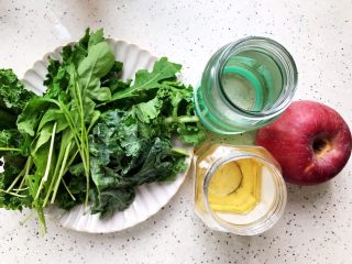 1、羽衣甘蓝芝麻菜苹果汁,首先我们准备好所有食材:羽衣甘蓝40g,芝麻菜15g,饮用水400-450g,苹果一个(250g左右),蜂蜜适量,注意!这里是两杯的用量,如果你只需要制作一杯,那就所有用量减半~