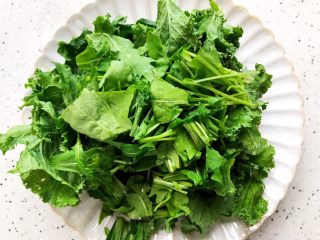 3、羽衣甘蓝芝麻菜苹果汁,芝麻菜用饮用水洗净,甩干水分,切碎