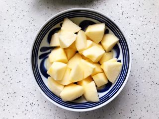 4、羽衣甘蓝芝麻菜苹果汁,苹果去皮去核,切成小块