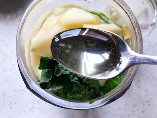 7、羽衣甘蓝芝麻菜苹果汁,请根据你自己的嗜甜程度加入适量蜂蜜,我加了两勺
