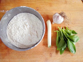 1、陕西油泼面,准备食材。