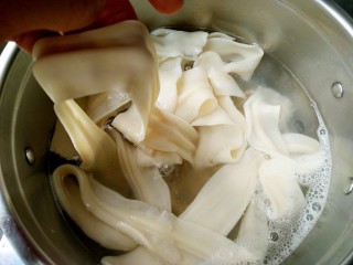 11、陕西油泼面,开水下锅后，像煮饺子那样，点两次水，三个开，就好了。