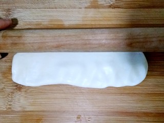 8、陕西油泼面,用擀面杖擀薄两边。