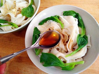 14、陕西油泼面,将面和青菜沥水捞入碗中，加适量盐，鸡精，味极鲜酱油，醋。