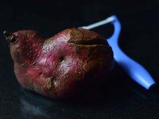 1、暖心红薯拿铁,红薯洗干净。