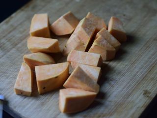 2、暖心红薯拿铁,去皮切成寸许大小的块。