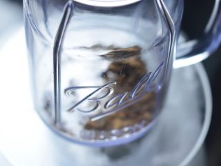 6、暖心红薯拿铁,晾凉红薯的同时,直接在料理机的容器里放入红糖。