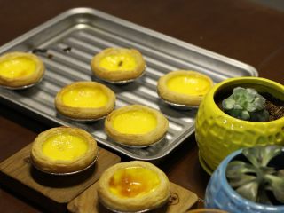 2、葡式蛋挞,不锈钢盆一个，不用太大。淡奶油与牛奶混合加入糖粉，搅拌均匀，加热融化糖。最好将混合液坐在热水盆中慢慢搅拌。