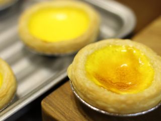 6、葡式蛋挞,我用美的25升家用烤箱，200度15-20分钟。看表皮浮起即可。