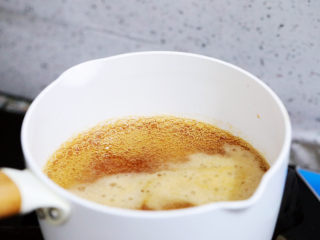 6、茶冻撞珍珠奶茶,放到炉上加热至沸腾关火
