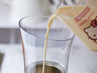 10、茶冻撞珍珠奶茶,将奶茶液倒入奶茶机中