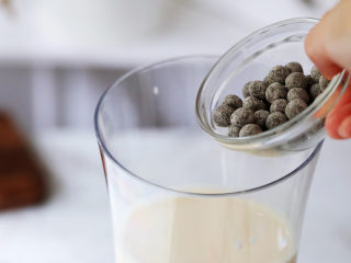 11、茶冻撞珍珠奶茶,再加入免煮珍珠