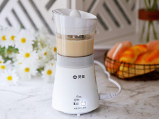 12、茶冻撞珍珠奶茶,盖上茶网，启动奶茶功能开始制作奶茶